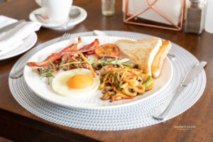 Eggs with Crispy Bacon, Sausages, Tomato, Mushrooms and Toast